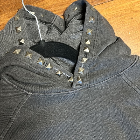 Crust punk hoodie with patch studs and thumb holes - Picture 3 of 4